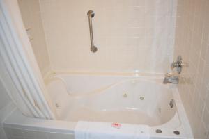 库尔佩珀库尔佩珀红毯套房酒店的浴室设有白色浴缸。