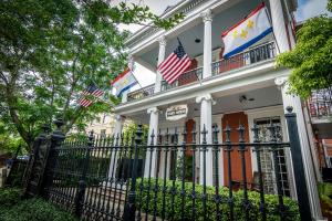 新奥尔良Rathbone Mansions New Orleans的上面有美国国旗的建筑