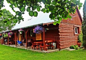 斯托尼拉斯奇Kasienka Cottage的小木屋前面设有野餐桌