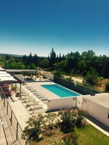 普罗旺斯艾克斯Studio Dolce Vita Aix en Provence的享有别墅顶部游泳池的景致