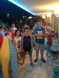 贝拉里亚-伊贾马里纳阿德里亚酒店的一群站在人群中的小孩