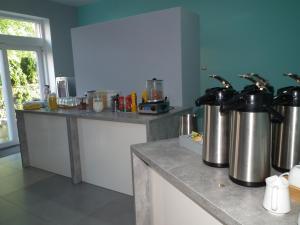 格但斯克丹兹格大教堂住宿加早餐旅馆的厨房配有2个位于柜台的大型金属水壶