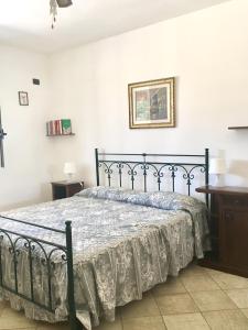 莱乌卡Casa Anter Santa Maria di Leuca的一间卧室配有一张黑色床和毯子