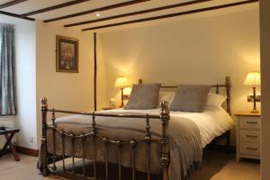朗塞斯顿The Eagle House Hotel的一间卧室配有一张带两个枕头的床