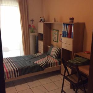 雅典Filyra Homestay (Όμορφο δωμάτιο σε σπίτι)的一间小卧室,配有双层床和书桌
