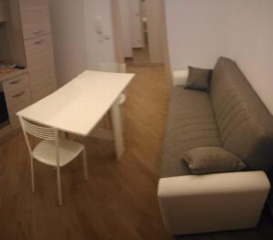 诺沃利Salento's Casettina的客厅配有沙发和桌子