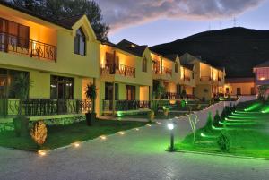 塞凡Best Western Bohemian Resort的庭院里一群灯光明亮的建筑