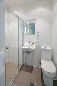 悉尼中立湾旅馆的浴室配有卫生间、盥洗盆和淋浴。