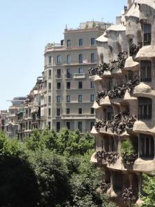 巴塞罗那克拉里斯公寓式酒店的建筑物边的一群鸽子