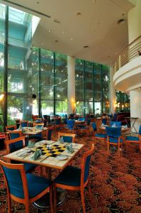 民都鲁民都鲁园市艾佛利酒店的用餐室设有桌椅和窗户。