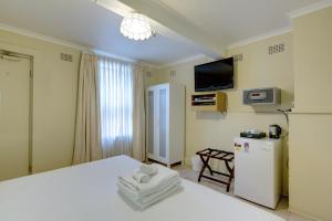 悉尼中立湾旅馆的酒店客房配有两张床和一台冰箱