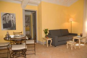 波尔图·埃尔科莱Fonte del Lupo的客厅配有沙发和桌子