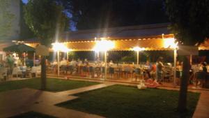 科扎尼尼菲力酒店的一群人晚上坐在餐馆里
