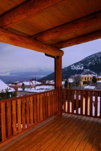 波利兹罗松阿伊里乌品酒宾馆的木制甲板享有积雪覆盖的山脉美景