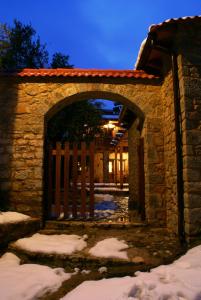 波利兹罗松阿伊里乌品酒宾馆的石头建筑的入口,有雪中门