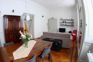 米兰拉皮斯公寓的客厅配有桌子和沙发