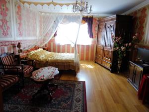 OsowiaAgroturystyka Zacisze的一间卧室配有一张床、一张沙发和一个窗口