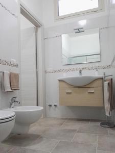 玛丽娜迪曼卡维萨Il profumo del mare的一间带水槽、卫生间和镜子的浴室