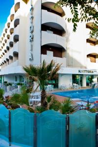 里乔内Hotel Vittoria的大楼前设有游泳池的酒店