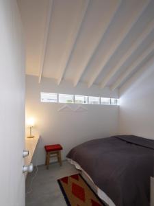 高野山高野山克库旅馆的一间卧室配有一张床、一张桌子和一个窗户。