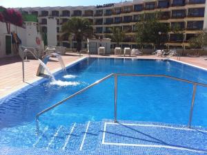 英格兰海滩澳大利亚公寓式酒店的一个带水滑梯的大型蓝色游泳池