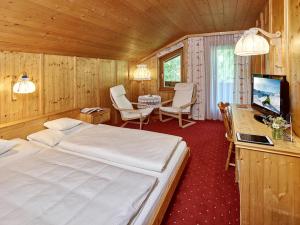 加舒恩莫妮卡酒店的一间卧室配有一张床,并在一间客房内配有电视。