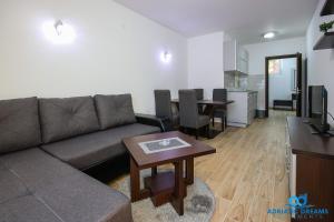 多布拉沃达Adriatic Dreams Apartments的客厅配有沙发和桌子