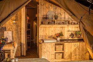 切法卢科斯塔波南特露营地的厨房设有木墙和带水槽的台面。