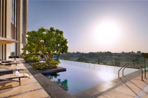 迪拜克里克高地凯悦公寓式酒店的一座大楼中央的游泳池