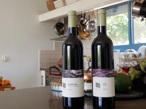 Ma‘yan Barukh那诺之家的两瓶葡萄酒坐在柜台上