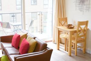 剑桥Signet Apartments - Ceres的客厅配有沙发和桌子