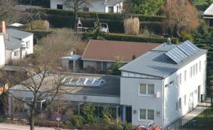 柏林Am Schmeding的屋顶上太阳能电池板房子的空中景观