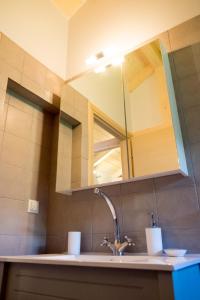 利贾Villa Vanda的一间带水槽和镜子的浴室