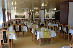 拉塔OSW Kaper的一间设有白色桌椅的用餐室