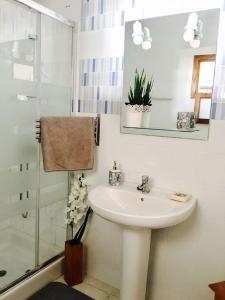 拉桑塔La Santa Feel Good的白色的浴室设有水槽和淋浴。
