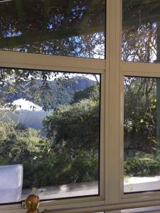 里约热内卢里瓦民宿的透过窗户可欣赏到海洋美景