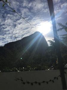 里约热内卢里瓦民宿的阳光照耀下的山景