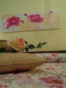 卢卡茶花宾馆的壁上一床鲜花,旁边是西德西德西德