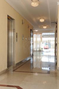 科威特莎米亚带露台家具的公寓的大楼里一个空的大厅,有电梯
