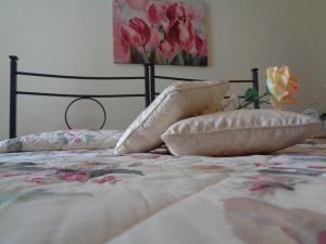 卢卡茶花宾馆的床上有2个枕头