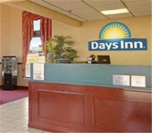 鸽子谷Days Inn by Wyndham Apple Valley Pigeon Forge/Sevierville的大堂的墙上有标牌