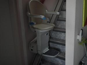 济里克泽B & B Kaaskenswater的卫生间位于带楼梯的浴室的角落