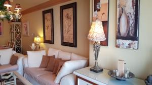 卡拉德费斯特拉特Penthouse Beach Apartment的客厅配有沙发和桌子