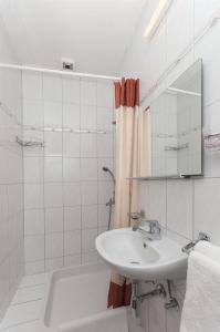 斯拉诺Rooms Vlahovic的白色的浴室设有水槽和镜子