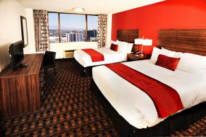 拉斯维加斯菲茨杰拉德拉斯维加斯酒店的酒店客房设有两张床和大窗户。