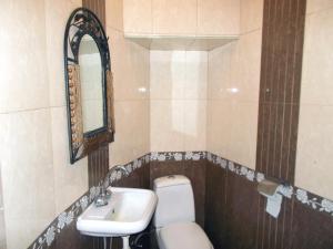 埃里温Manand Hotel的一间带水槽、卫生间和镜子的浴室
