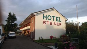 塞恩德Hotel Steiner的建筑一侧的酒店标志