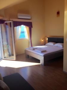 蒂瓦特Apart hotel Samardzic的一间卧室设有一张大床和一个窗户。