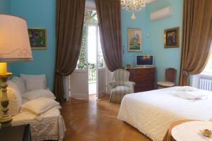 迪亚诺马里纳La Casa di Anny camere di Charme Citr 8027的卧室拥有蓝色的墙壁,配有一张床和椅子