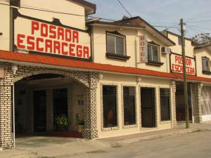 埃斯卡塞加Hotel Posada Escarcega的带有紧急海报的标志的建筑